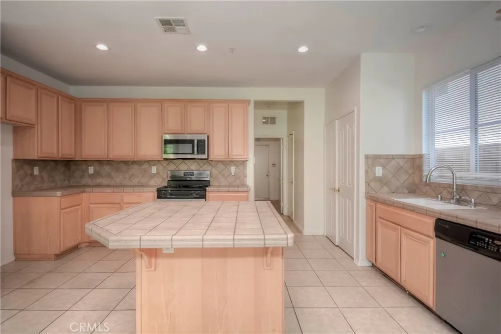 6184 Medinah Fontana, CA 92336