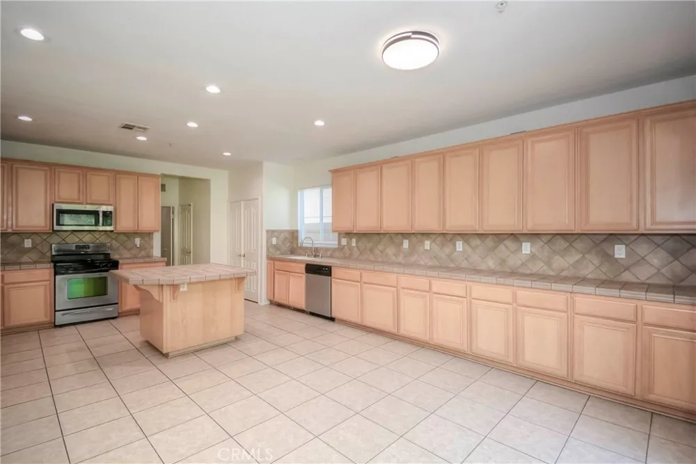6184 Medinah Fontana, CA 92336