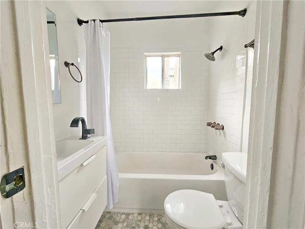 3956 W 27th Street Los Angeles, CA 90018