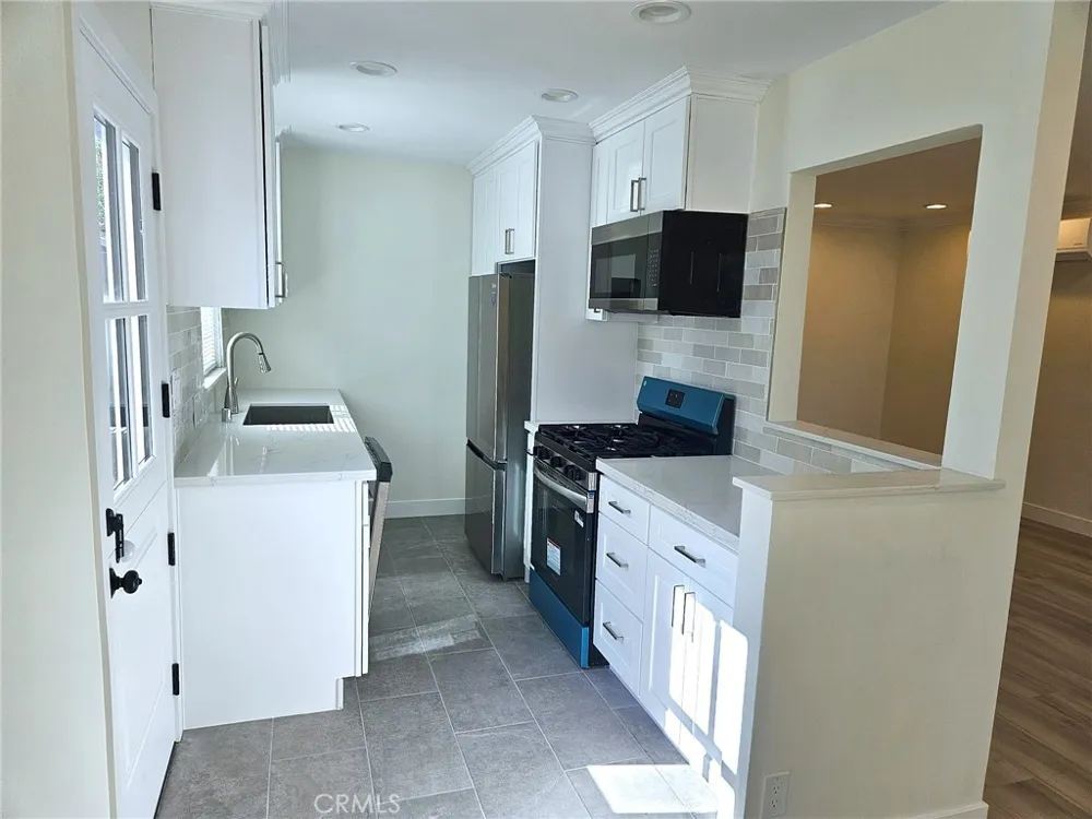 154 Adams Avenue Huntington Beach, CA 92648