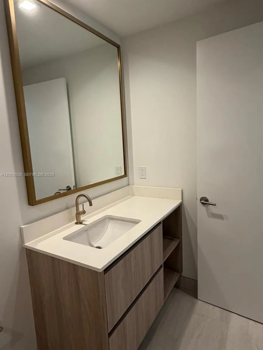 77 SE 5TH #1611 Miami, FL 33131