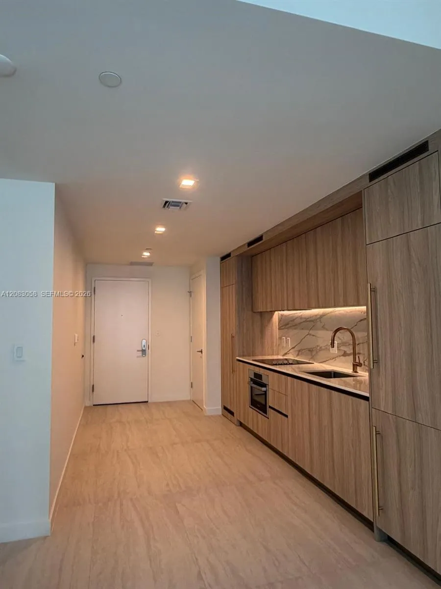 77 SE 5TH #1611 Miami, FL 33131