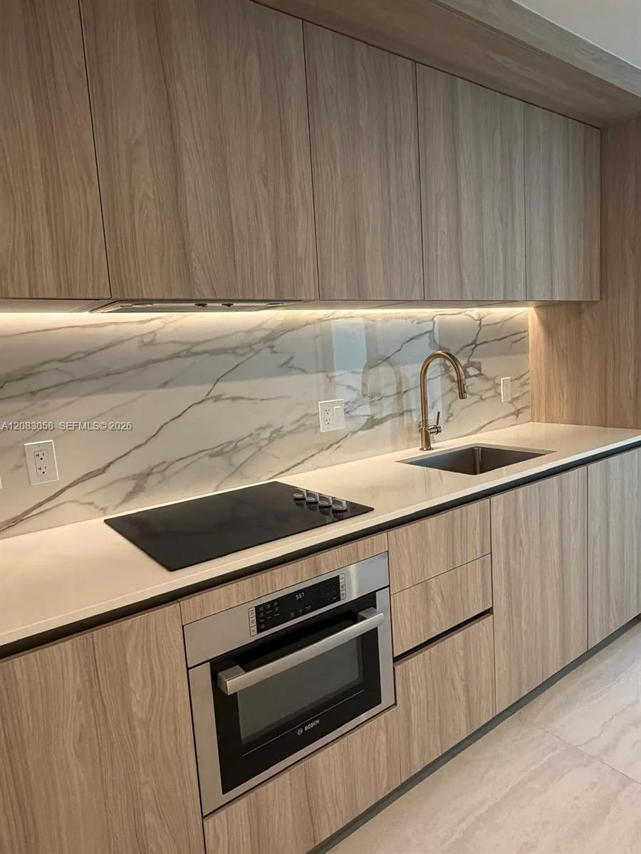 77 SE 5TH #1611 Miami, FL 33131