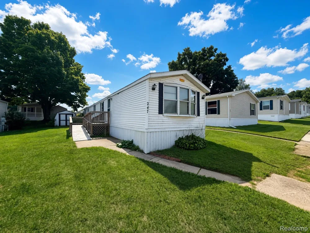 247 Sutherland Drive Highland Charter Township, MI 48357