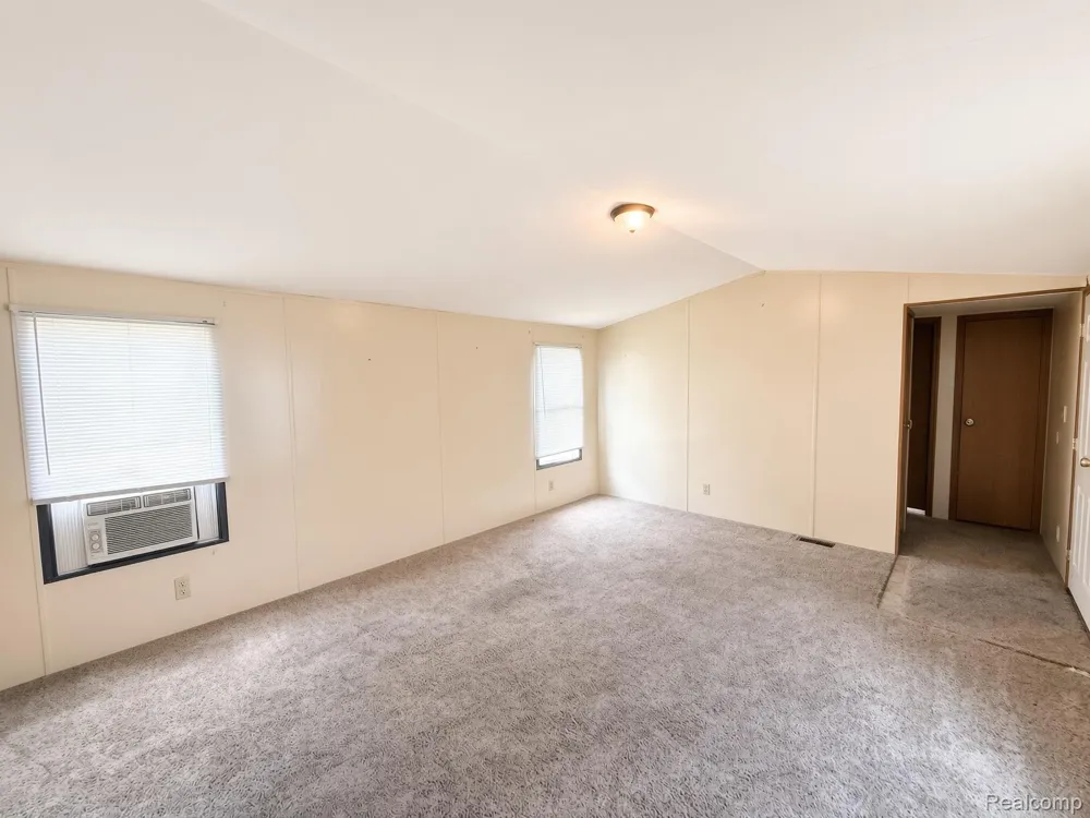 247 Sutherland Drive Highland Charter Township, MI 48357