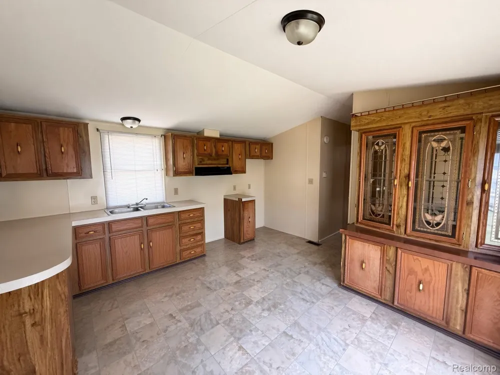 247 Sutherland Drive Highland Charter Township, MI 48357