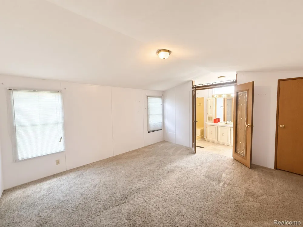 247 Sutherland Drive Highland Charter Township, MI 48357