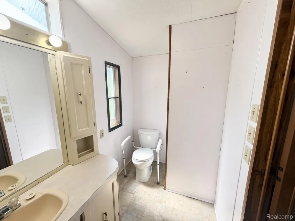 247 Sutherland Drive Highland Charter Township, MI 48357