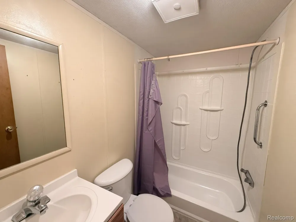 247 Sutherland Drive Highland Charter Township, MI 48357