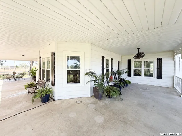901 ZIG ZAG AVE Devine, TX 78016