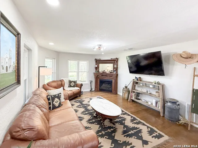 901 ZIG ZAG AVE Devine, TX 78016