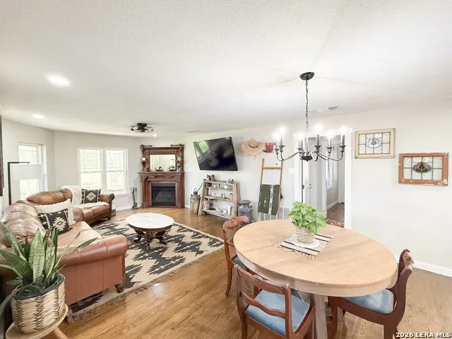 901 ZIG ZAG AVE Devine, TX 78016