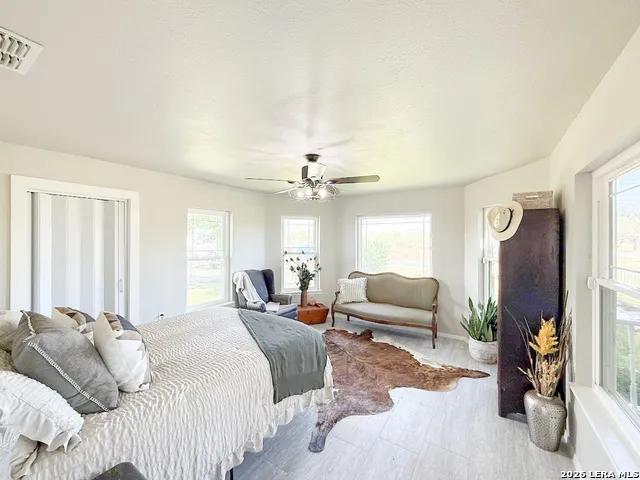 901 ZIG ZAG AVE Devine, TX 78016