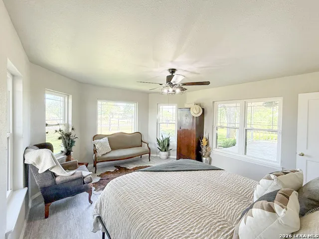 901 ZIG ZAG AVE Devine, TX 78016