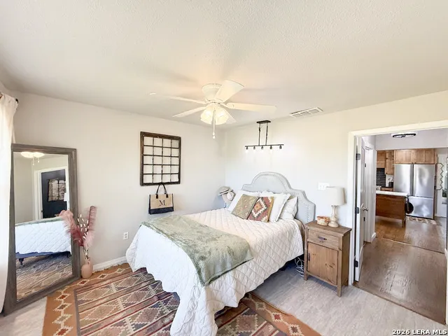901 ZIG ZAG AVE Devine, TX 78016