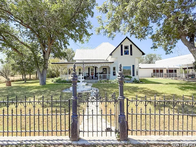 901 ZIG ZAG AVE Devine, TX 78016