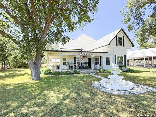 901 ZIG ZAG AVE Devine, TX 78016