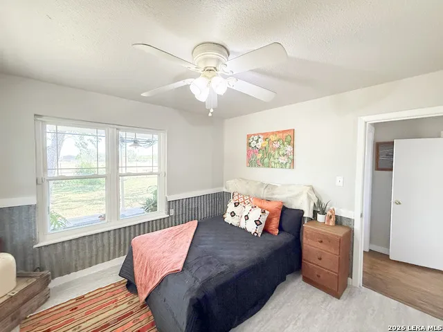 901 ZIG ZAG AVE Devine, TX 78016