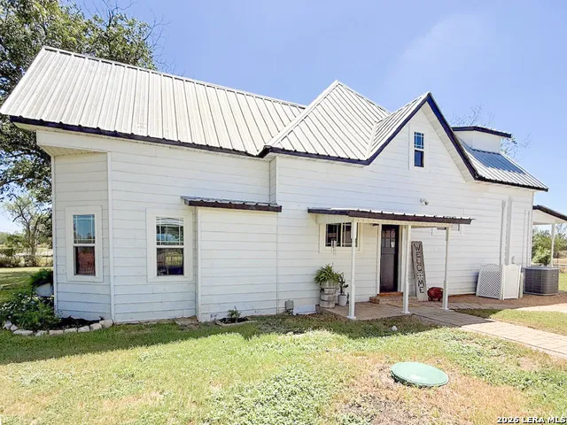 901 ZIG ZAG AVE Devine, TX 78016