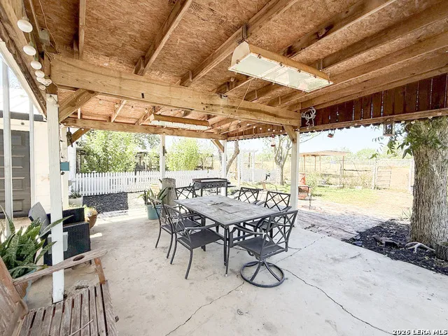 901 ZIG ZAG AVE Devine, TX 78016