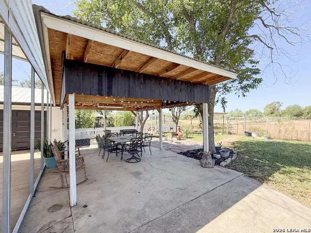 901 ZIG ZAG AVE Devine, TX 78016