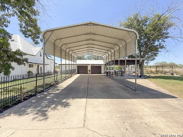 901 ZIG ZAG AVE Devine, TX 78016