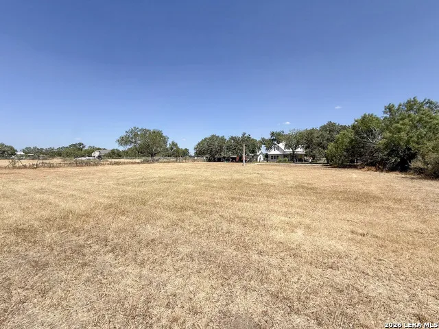 901 ZIG ZAG AVE Devine, TX 78016