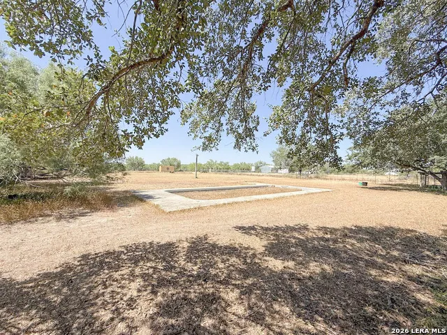 901 ZIG ZAG AVE Devine, TX 78016