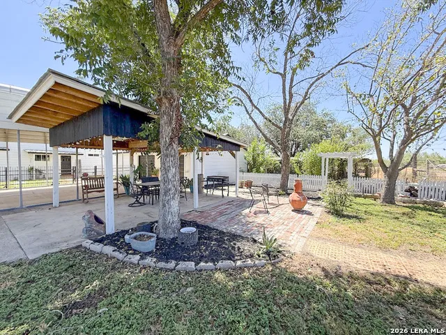 901 ZIG ZAG AVE Devine, TX 78016