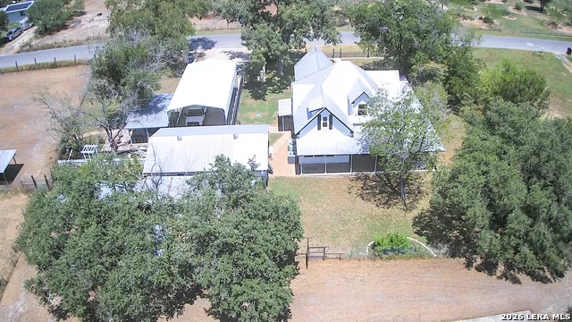 901 ZIG ZAG AVE Devine, TX 78016
