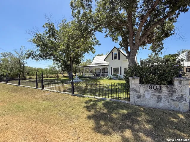 901 ZIG ZAG AVE Devine, TX 78016