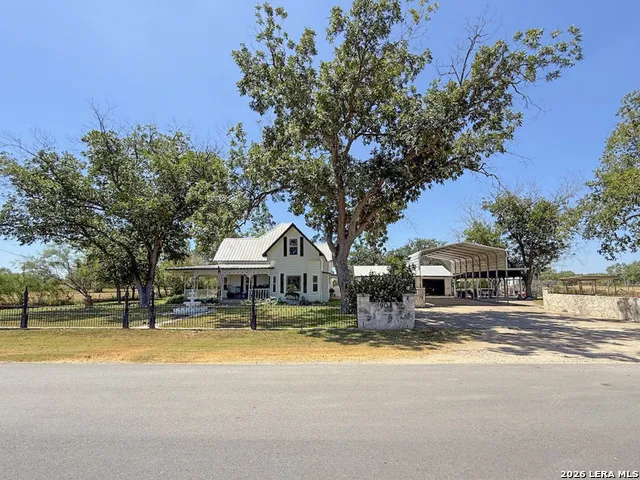 901 ZIG ZAG AVE Devine, TX 78016