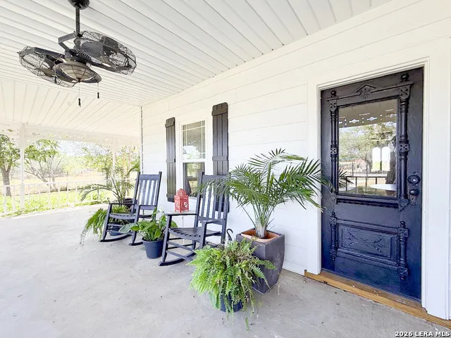 901 ZIG ZAG AVE Devine, TX 78016