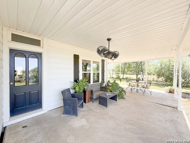 901 ZIG ZAG AVE Devine, TX 78016