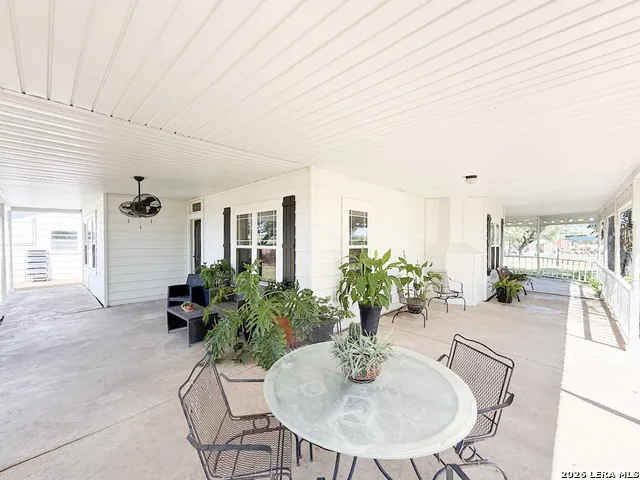 901 ZIG ZAG AVE Devine, TX 78016