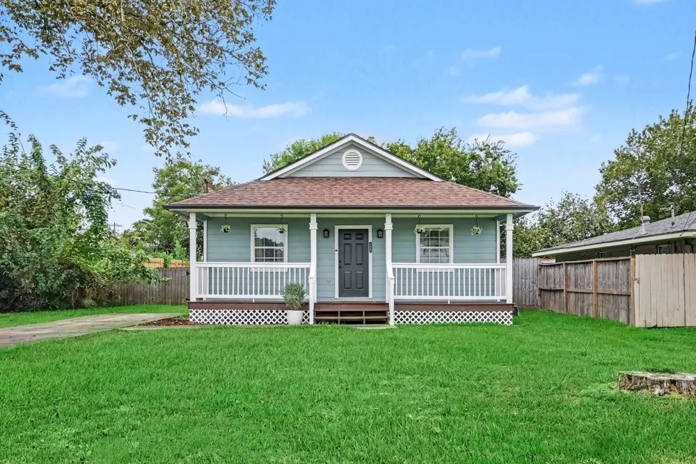 4412 Nicholini Street Dickinson, TX 77539