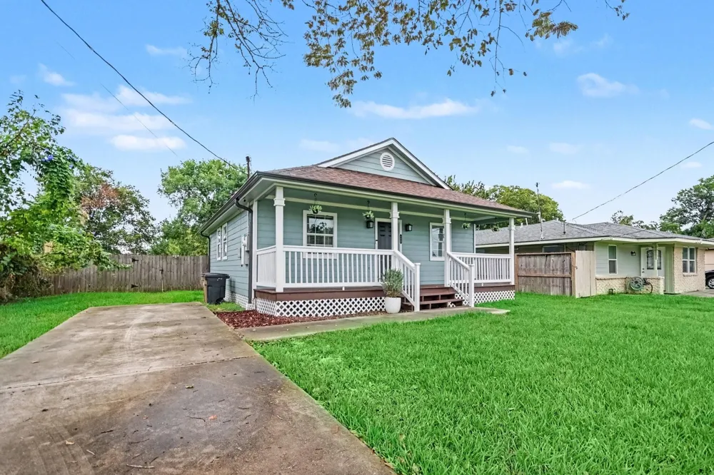 4412 Nicholini Street Dickinson, TX 77539