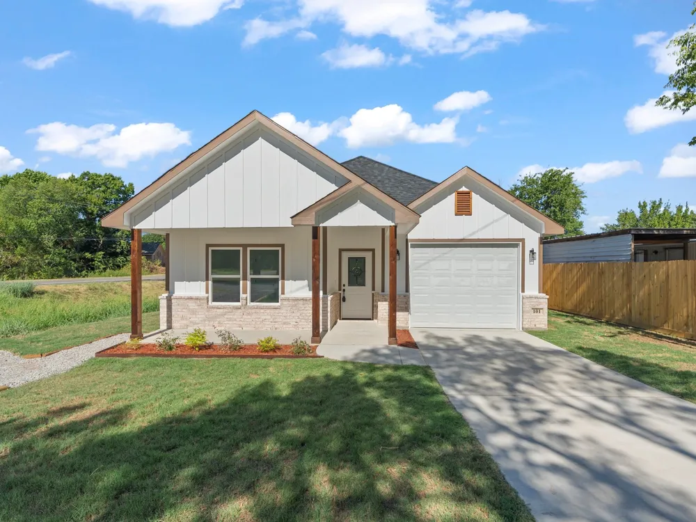101 Oak Street Ector, TX 75439