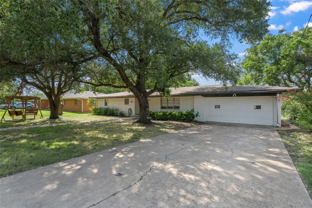 733 W 5th Street McGregor, TX 76657