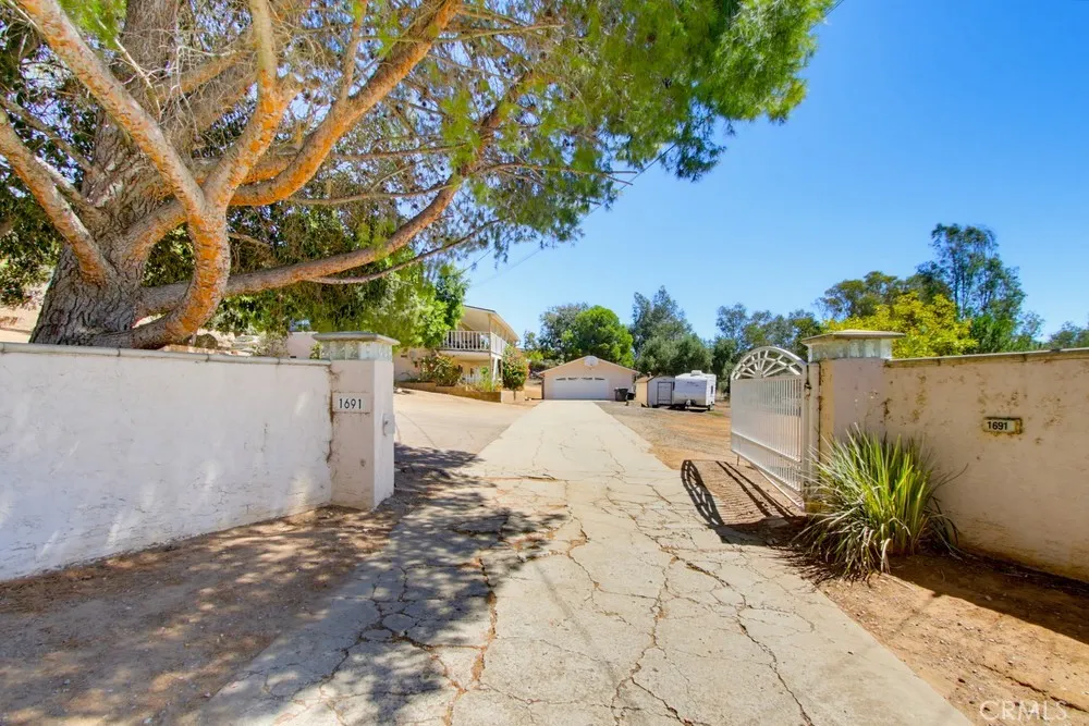1691 Roble Grande Road Alpine, CA 91901