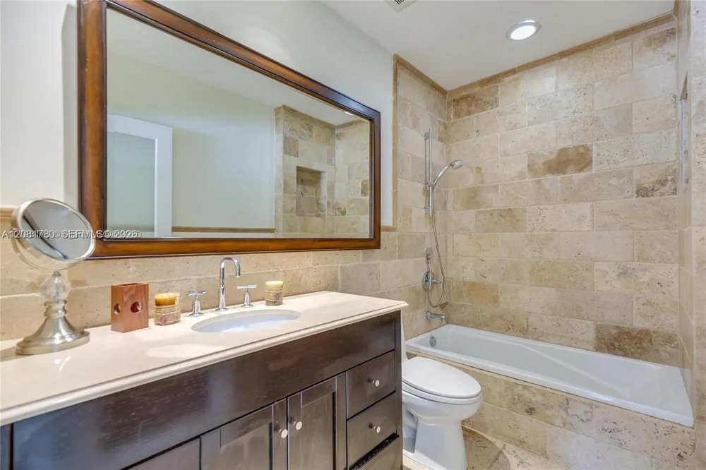 4323 Bay Rd Miami Beach, FL 33140