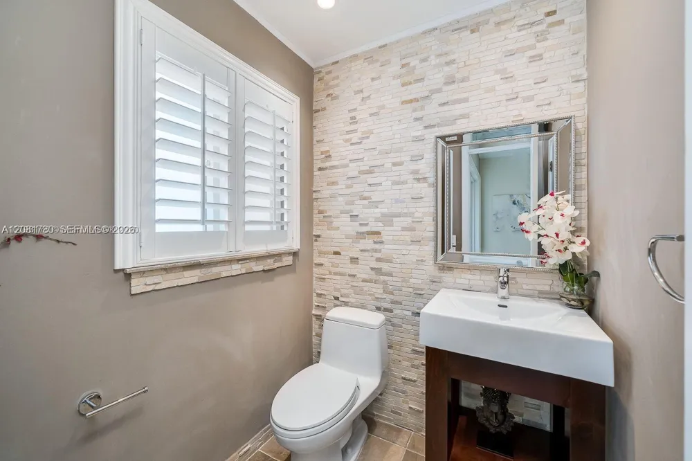 4323 Bay Rd Miami Beach, FL 33140