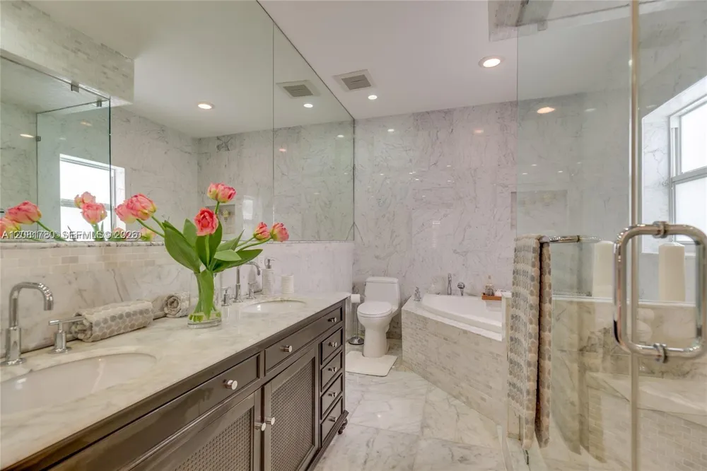 4323 Bay Rd Miami Beach, FL 33140