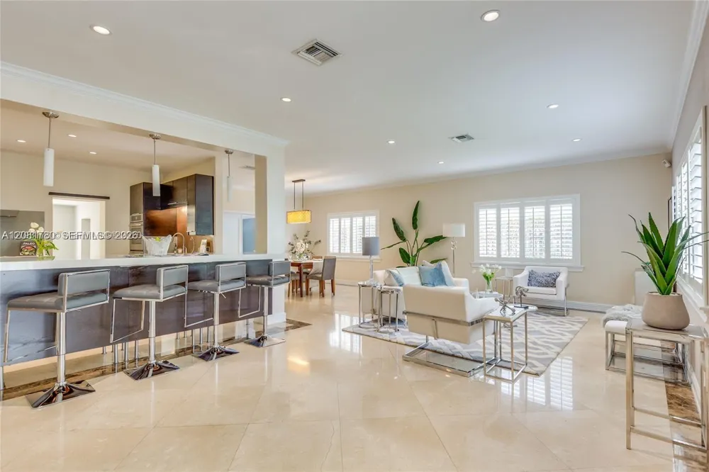 4323 Bay Rd Miami Beach, FL 33140