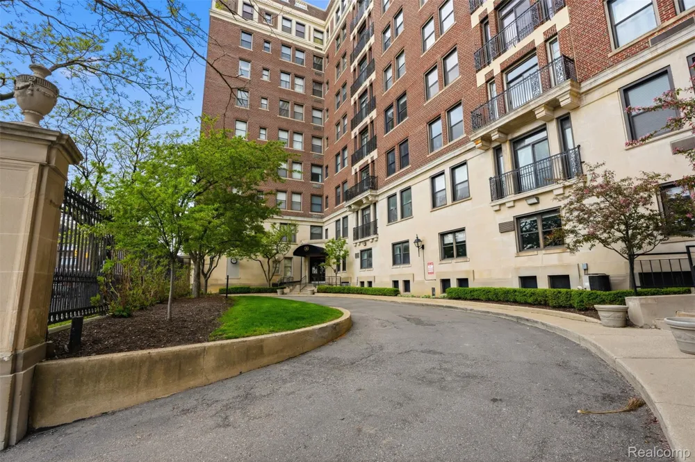 2900 E Jefferson #602 Detroit City, MI 48207