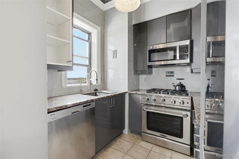 2900 E Jefferson #602 Detroit City, MI 48207
