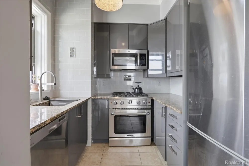 2900 E Jefferson #602 Detroit City, MI 48207