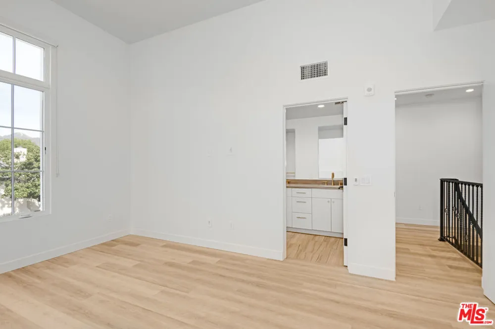7914 NORTON AVENUE #202 West Hollywood, CA 90046