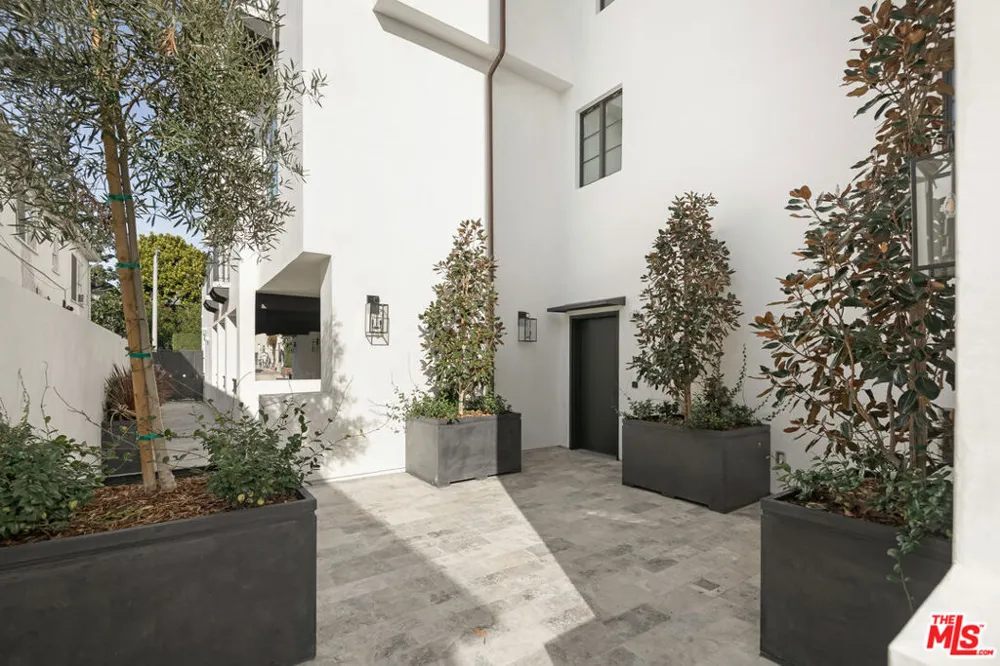 7914 NORTON AVENUE #202 West Hollywood, CA 90046