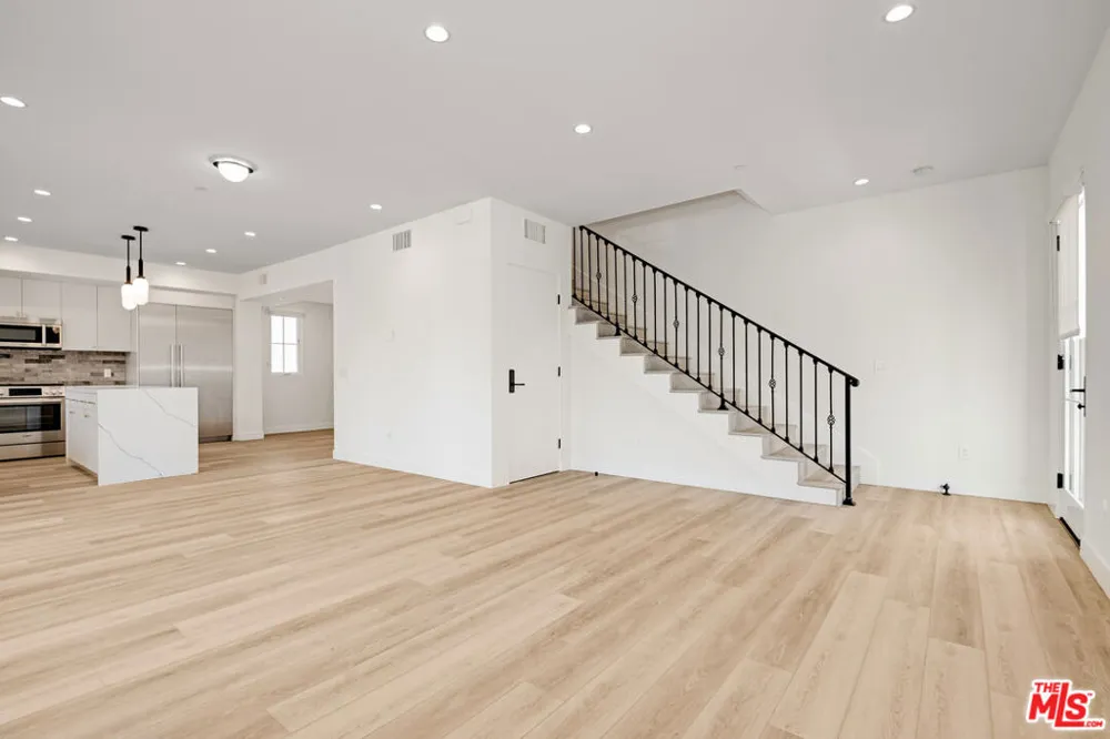 7914 NORTON AVENUE #202 West Hollywood, CA 90046